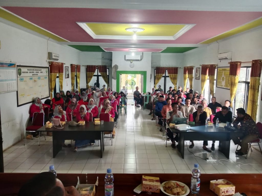 Masyarakat mengikuti Musdesus Kopdes Merah Putih di Desa Nanggerang