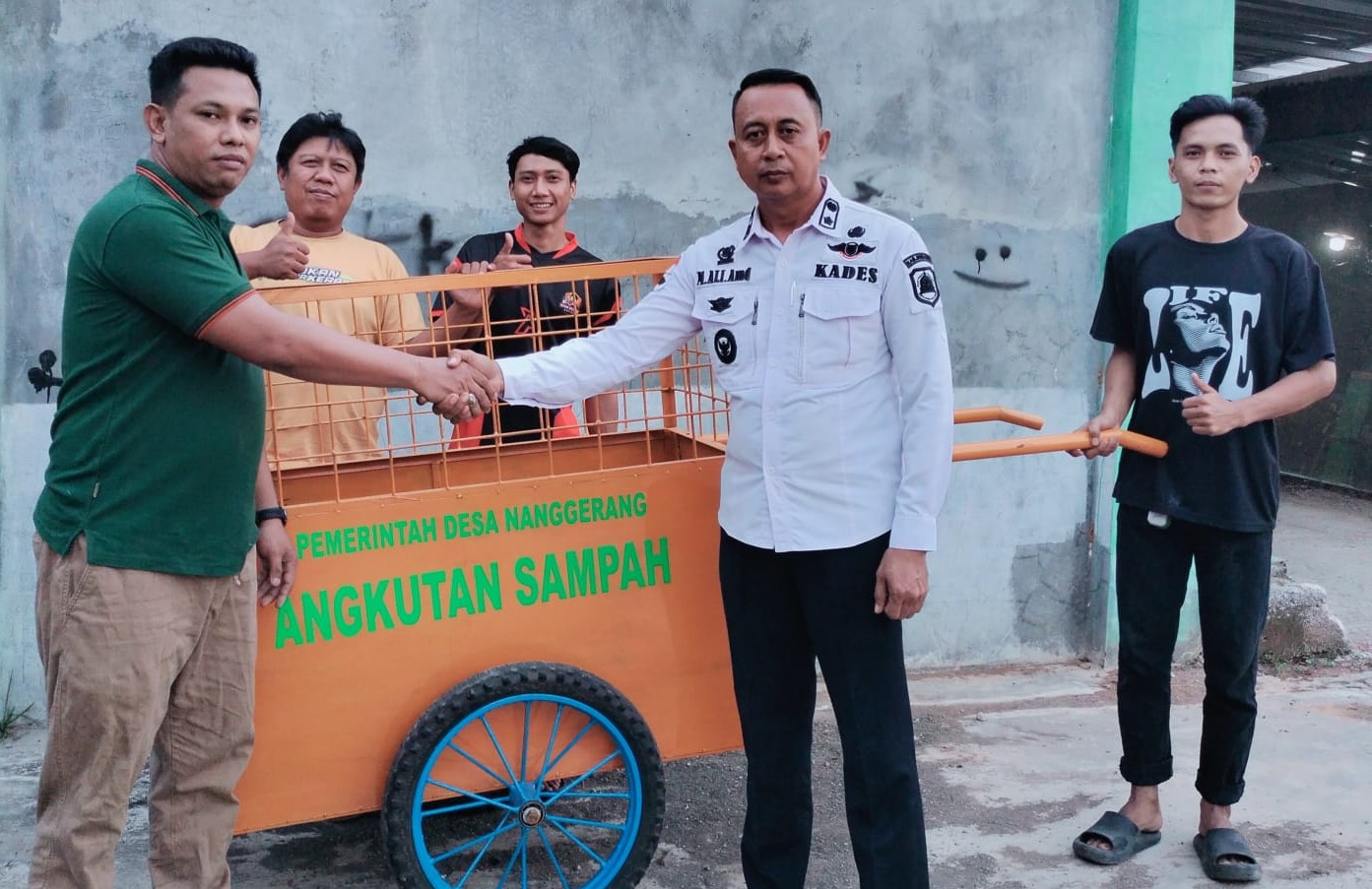 Dukung Ketahanan Iklim, Pemerintah Desa Nanggerang Serahkan Bantuan Gerobak Sampah ke Karang Taruna Kp. Astar Rt. 05 Rw. 03 Desa Nanggerang Kec. Binong Kab. Subang